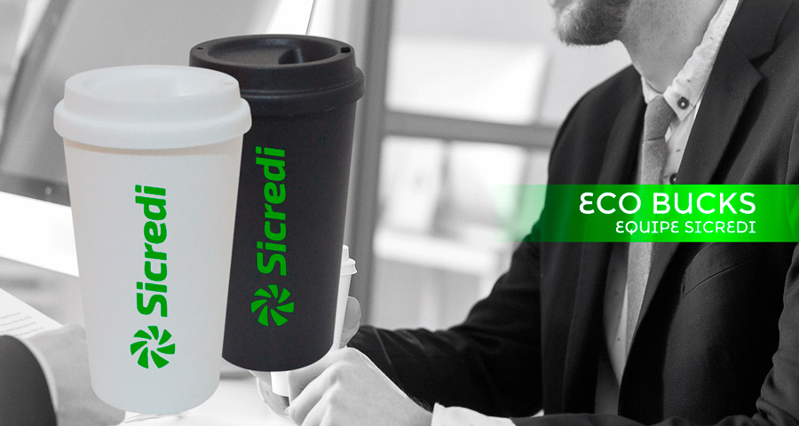 Copos Eco Bucks com a marca Sicredi, brancos e pretos, com tampa